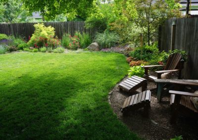 Outdoor Meditation Garden Ideas, Relaxing garden ideas, How to create a calming garden, how to create a tranquil garden, mulch patio with perennial border garden